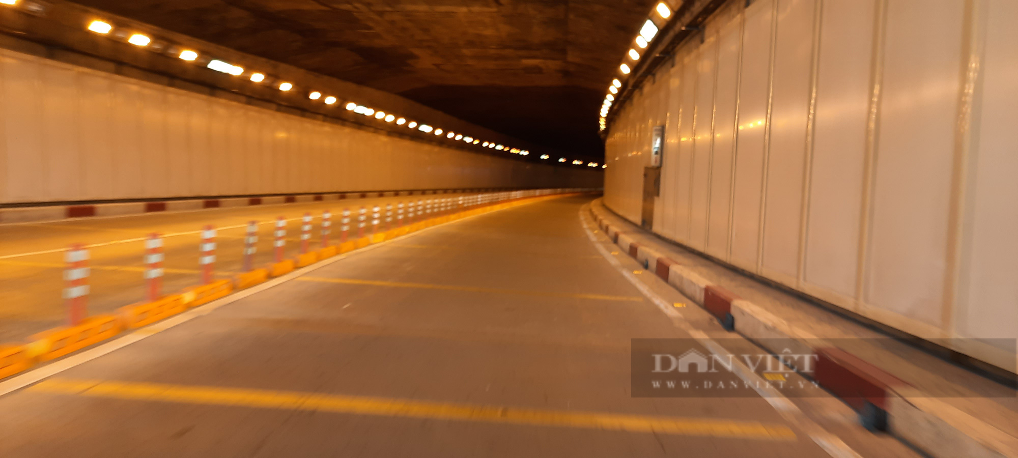 ẢNH: Đường sá tại TP.HCM vắng lặng… đến “lạnh người” để cùng phòng chống Covid-19 - Ảnh 17.