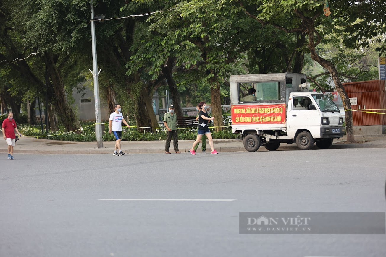 Người dân vẫn tập thể dục, tụ tập đông người vào mỗi buổi sáng tại công viên - Ảnh 1.