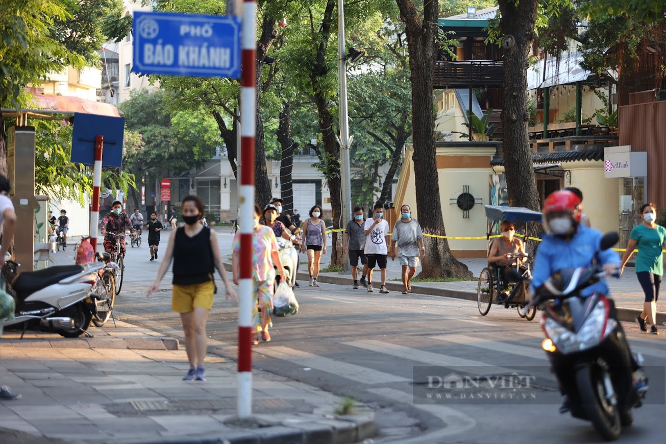 Người dân vẫn tập thể dục, tụ tập đông người vào mỗi buổi sáng tại công viên - Ảnh 5.