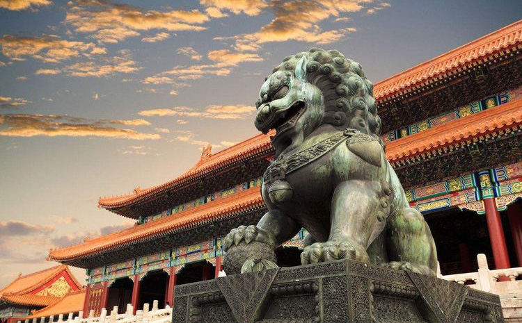 Gạch lát sàn trong cố cung bị nứt, cạy lên để sửa, nhân viên trùng tu vội gọi ngay chuyên gia vì quá bất thường - Ảnh 1.