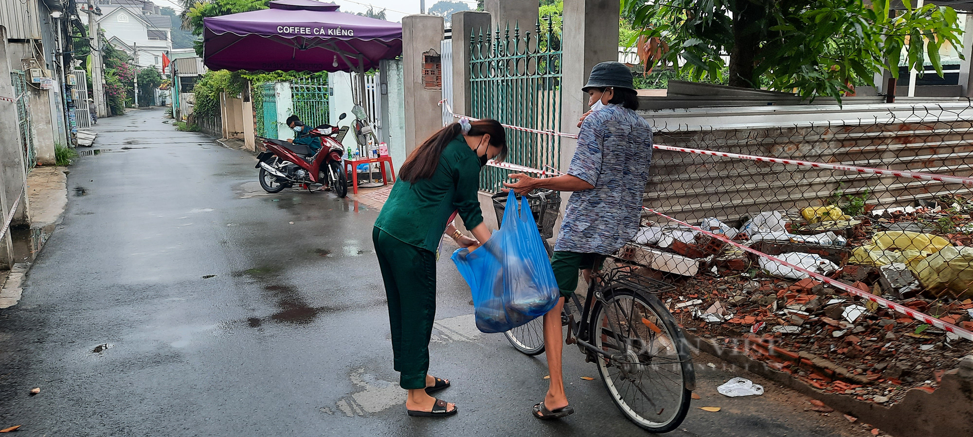 Sống bên trong khu phong tỏa: Từ bang hoàng đến san sẻ từng mớ rau, ổ bánh mỳ - Ảnh 5.
