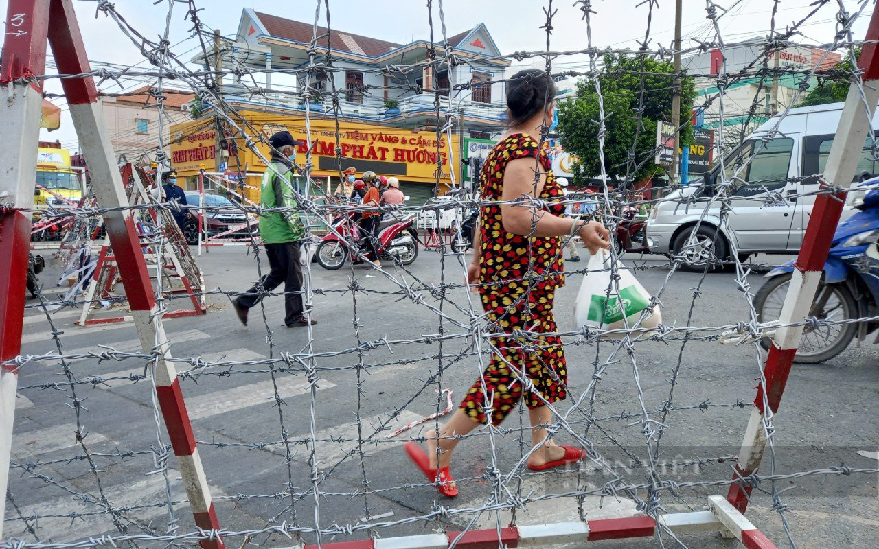 Người dân TP.HCM ở các vùng phong tỏa gặp nhiều khó khăn khi mua thực phẩm. (Ảnh: Nguyên Vỹ)