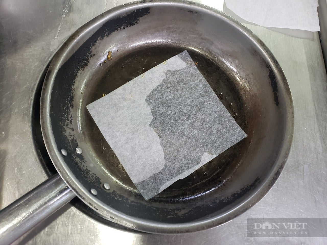 Chỉ cần một tờ giấy, đảm bảo chiên cá sẽ không bị dính chảo - Ảnh 2.