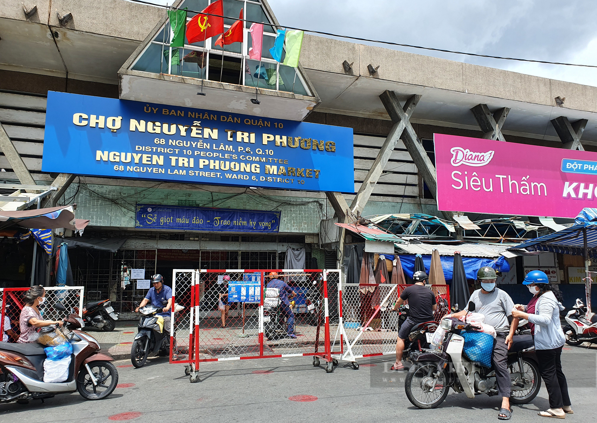 TP.HCM hối thúc mở lại chợ, tiểu thương, người dân đều mừng - Ảnh 3.