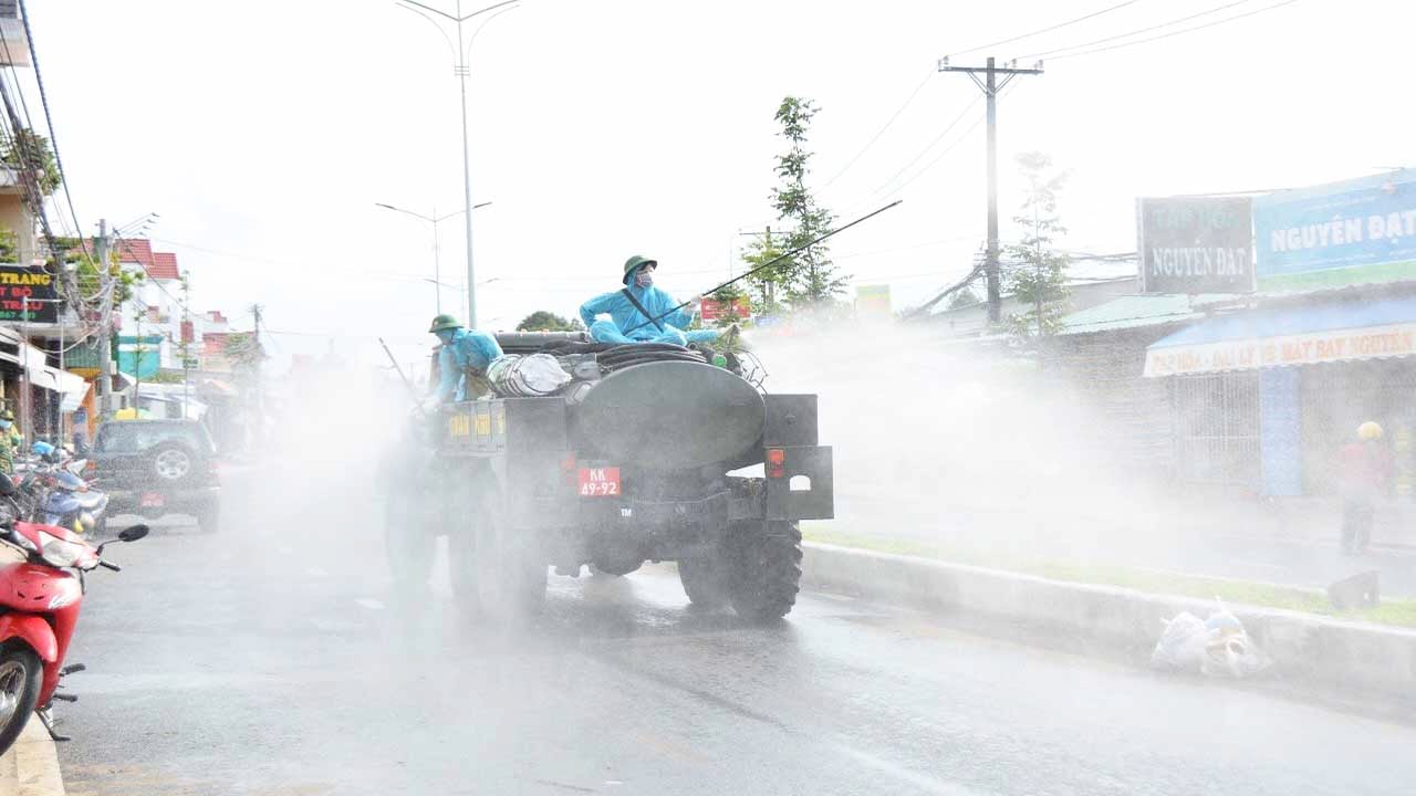 Quân đội phun hóa chất khử trùng trên địa bàn Cần Thơ - Ảnh 1.