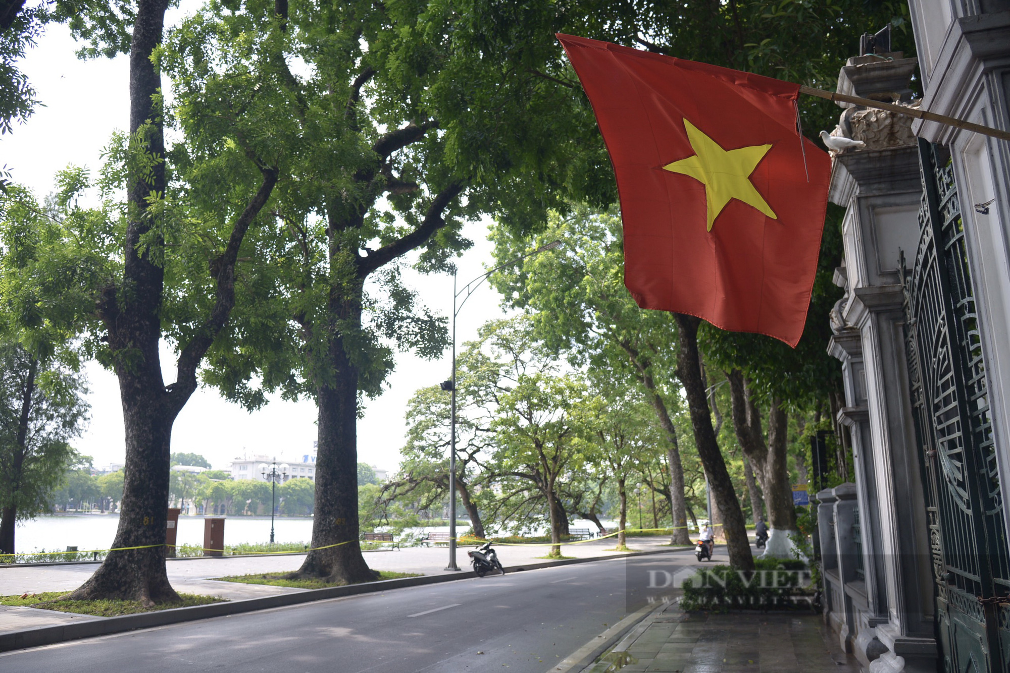 Có một hồ Gươm vắng vẻ, bình yên trong ngày đầu Hà Nội thực hiện Chỉ thị 16 - Ảnh 3.
