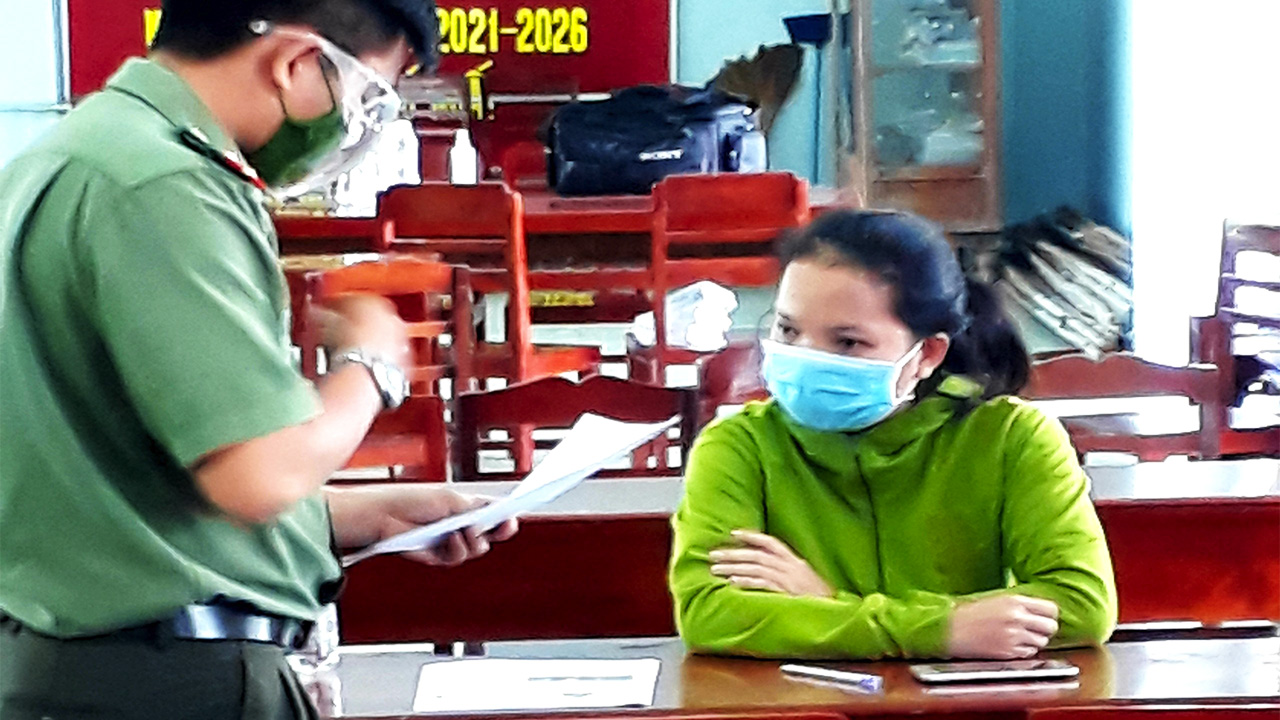 Vĩnh Long: Đăng facebook &quot;phương pháp chữa bệnh Covid-19 tại nhà&quot;, người phụ nữ bị mời làm việc - Ảnh 1.