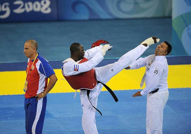Chuyện lạ Olympic: Bị xử thua, võ sĩ Cuba &quot;làm thịt&quot; luôn trọng tài - Ảnh 1.