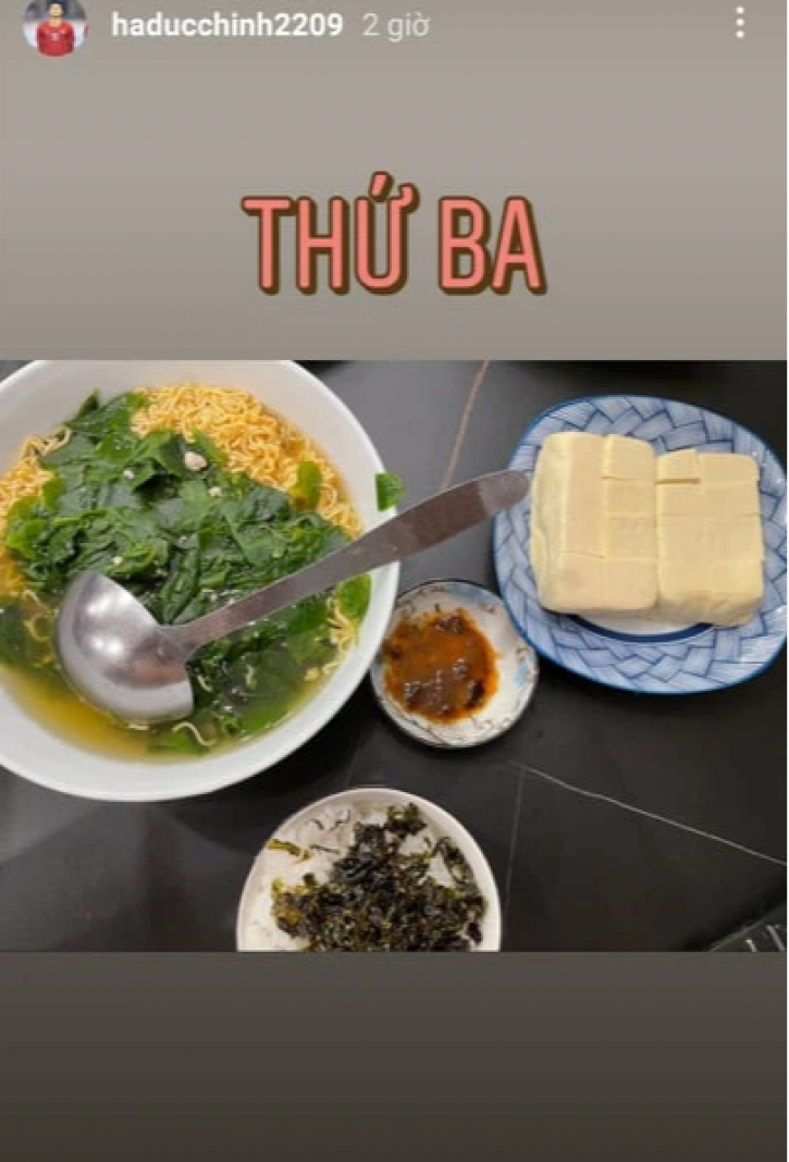 Hà Đức Chinh “qua bữa” mùa dịch Covid-19 bằng mỳ tôm - Ảnh 1.