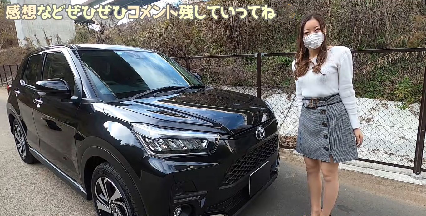 Nữ Youtuber Nhật trải nghiệm thực tế Toyota Raize 2021, có gì để đấu Kia Sonet? - Ảnh 1.