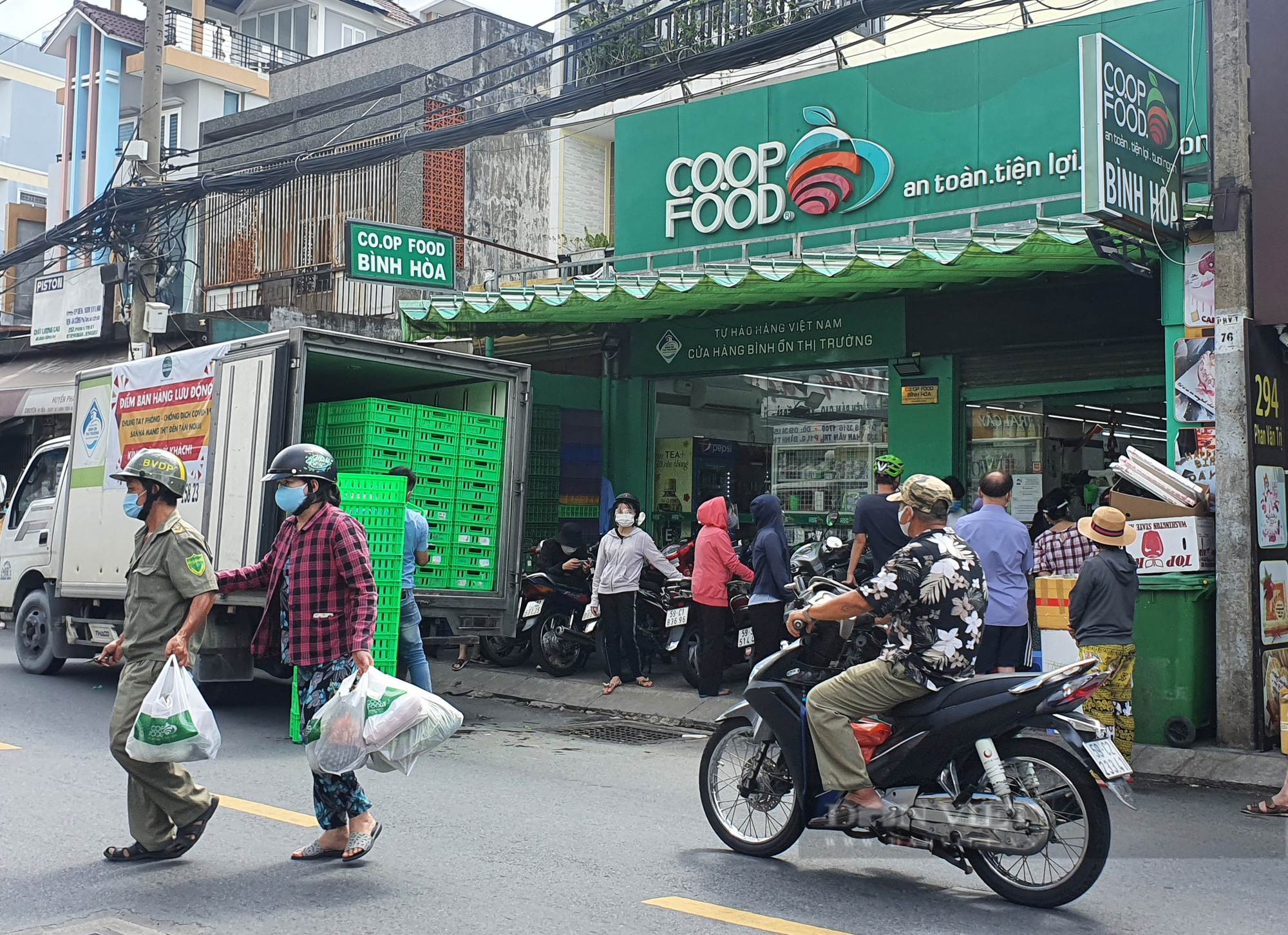 Khó mua thực phẩm, TP.HCM tăng giải pháp đảm bảo nhu cầu cho người dân - Ảnh 1.