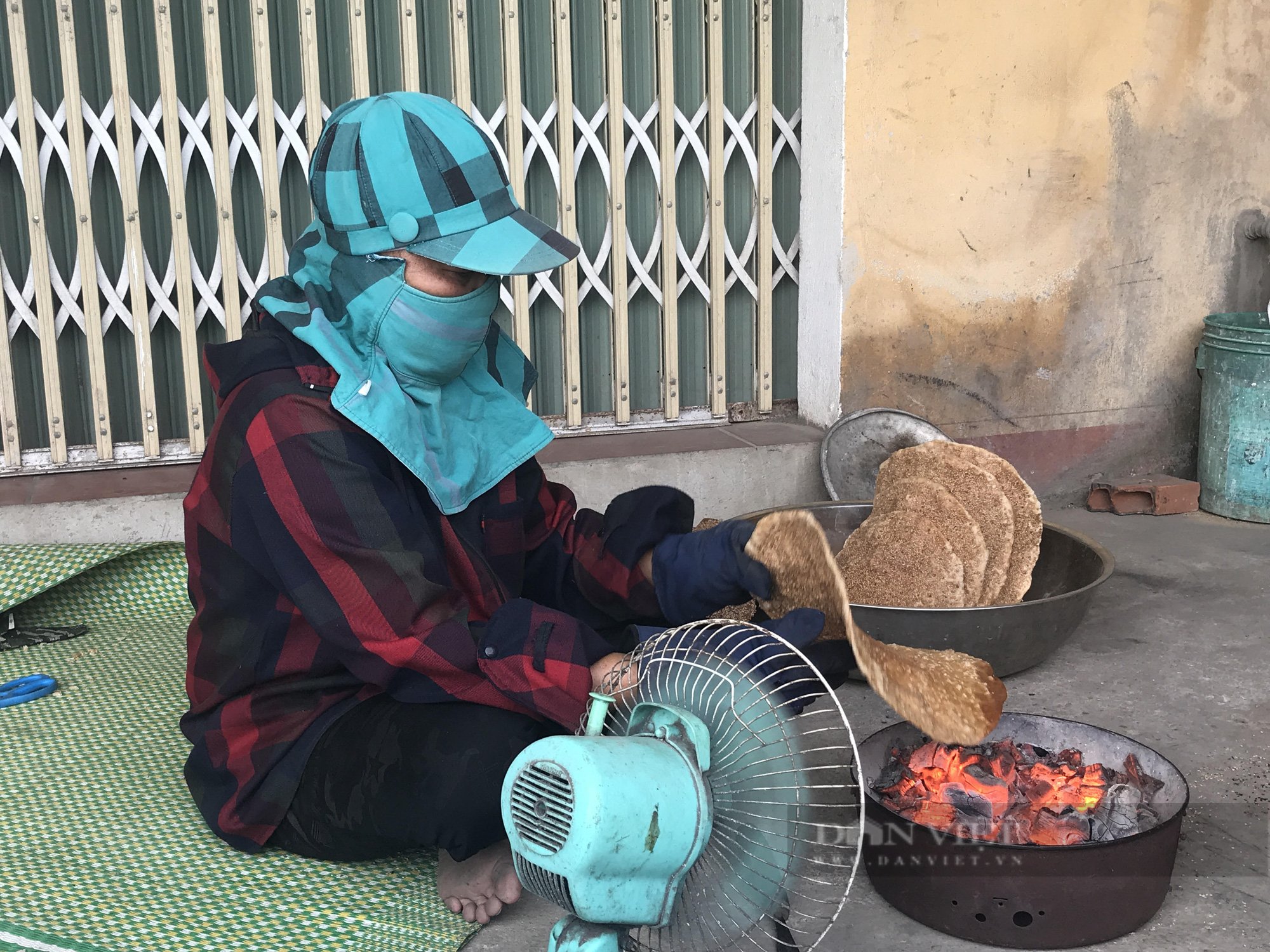 Không chỉ xuất bánh đa sống, gia đình anh Sức còn quạt bánh đa chín bán cho khách đặt tại Thanh Hóa. Ảnh: Nguyệt Tạ 