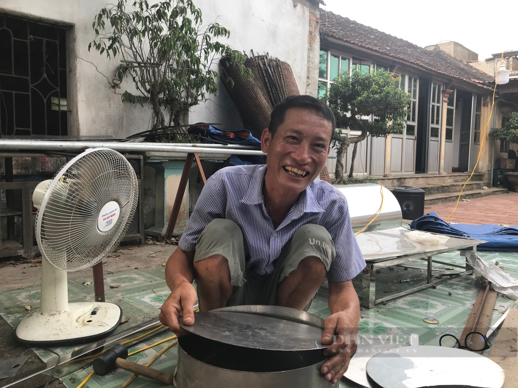 Gương mặt đẫm mồ hôi nhưng ông Hạnh vẫn cảm thấy rất phấn khởi vì vừa được khách đặt 2 chiếc nồi hơi. ẢNh: N.T