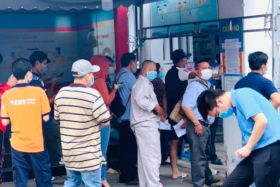 Người dân TP.HCM xếp hàng dài để chờ xét nghiệm Covid-19 - Ảnh 1.