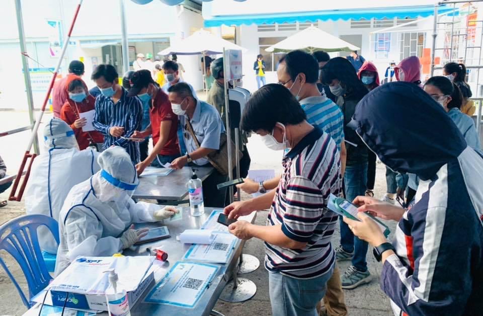 Người dân TP.HCM xếp hàng dài để chờ xét nghiệm Covid-19 - Ảnh 4.