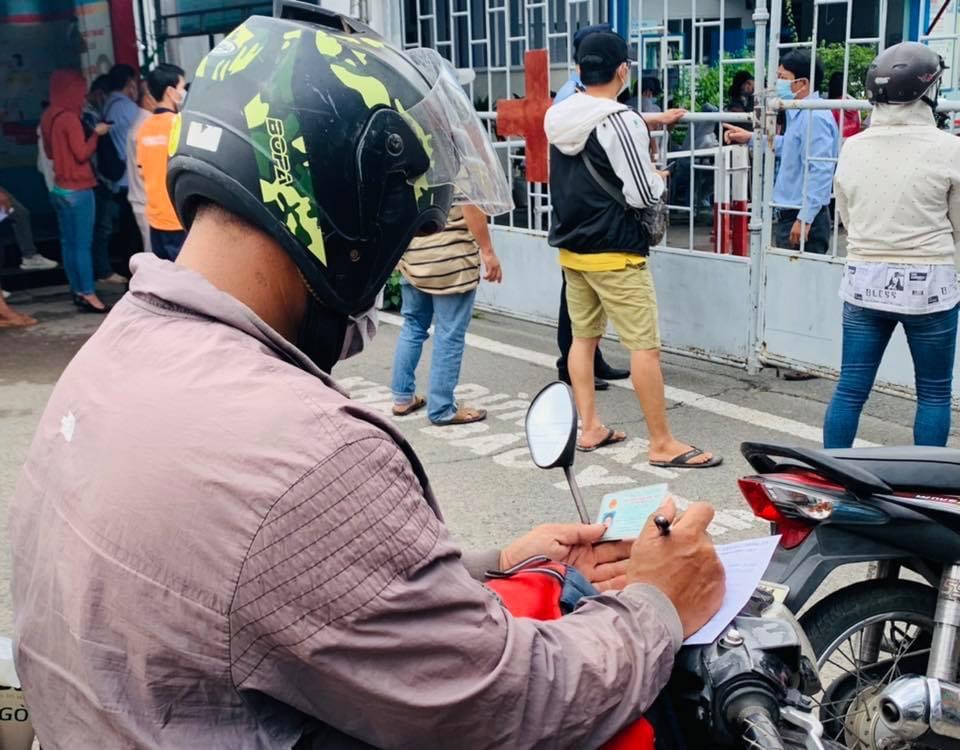 Người dân TP.HCM xếp hàng dài để chờ xét nghiệm Covid-19 - Ảnh 3.