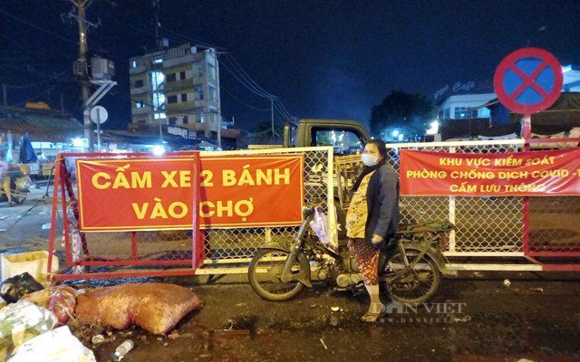 Từ nhiều ngày trước, chợ Đầu mối nông sản Thủ Đức đã dựng chốt, cấm xe 2 bánh vào chợ.