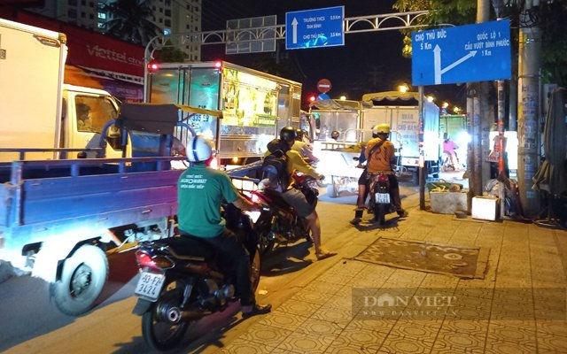 Chợ Đầu mối nông sản Thủ Đức tới tấp kẻ bán người mua trước giờ đóng cửa - Ảnh 5.
