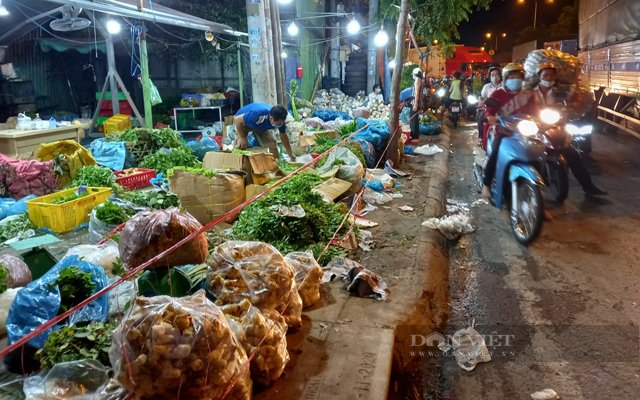 Chợ Đầu mối nông sản Thủ Đức tới tấp kẻ bán người mua trước giờ đóng cửa - Ảnh 6.