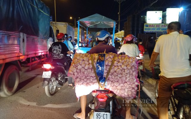 Lực lượng bảo vệ của chợ Đầu mối nông sản Thủ Đức cũng liên tục phát loa thông báo xe gắn máy phải tìm hướng đi khác vì không được phép vào chợ.