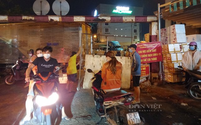 Không vào được cổng chính, nhiều người tìm cách tiếp cận chợ Đầu mối nông sản Thủ Đức bằng các lối phụ nhưng đều bị ngăn cản.