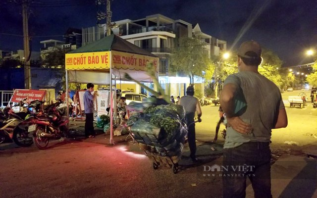 Ngay trên cầu Bình Đức, một chốt bảo vệ khác cũng được dựng lên để hạn chế tối đa phương tiện của người dân sống xung quanh muốn đi theo con đường bên hông chợ để ra Quốc lộ 1A.