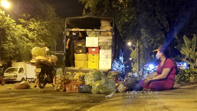Khách ngồi chờ tập kết hàng hóa rau củ lên xe tải