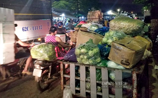 Chợ Đầu mối nông sản Thủ Đức tới tấp kẻ bán người mua trước giờ đóng cửa - Ảnh 18.