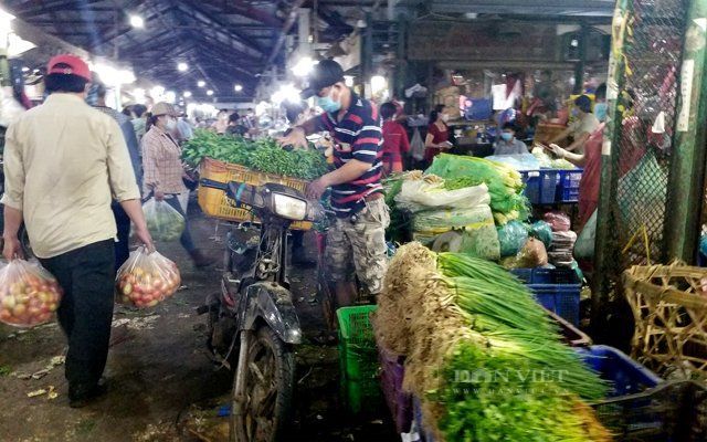 Chợ Đầu mối nông sản Thủ Đức tới tấp kẻ bán người mua trước giờ đóng cửa - Ảnh 19.
