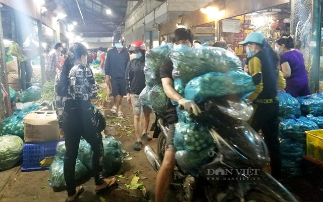 Chợ Đầu mối nông sản Thủ Đức tới tấp kẻ bán người mua trước giờ đóng cửa - Ảnh 20.