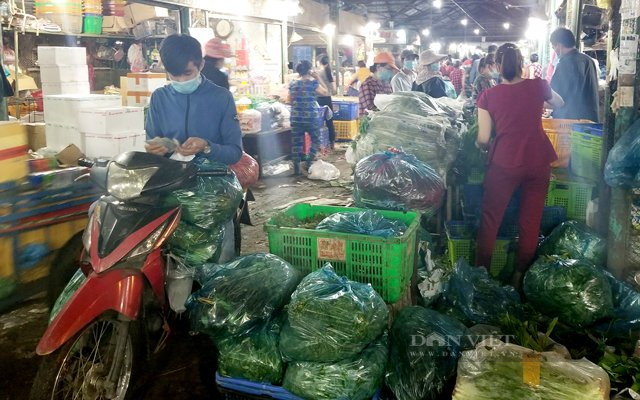 Chợ Đầu mối nông sản Thủ Đức tới tấp kẻ bán người mua trước giờ đóng cửa - Ảnh 21.