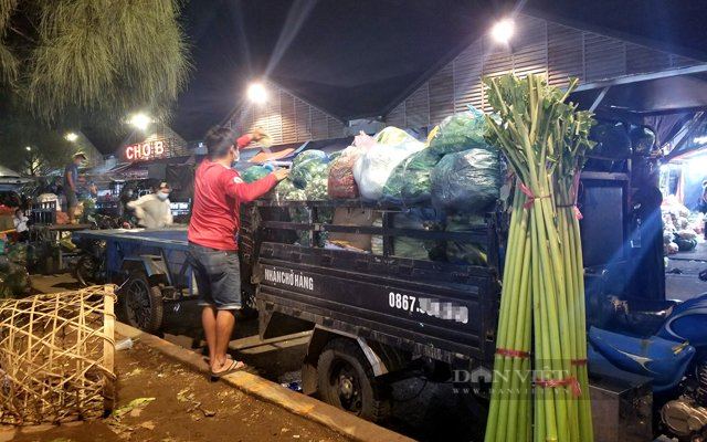 Một tài xế chuẩn bị chở hàng hóa rau quả từ chợ đầu mối Thủ Đức về nơi tiêu thụ.