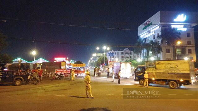 Lực lượng công an giao thông phải tham gia điều tiết giao thông tại khu vực này.