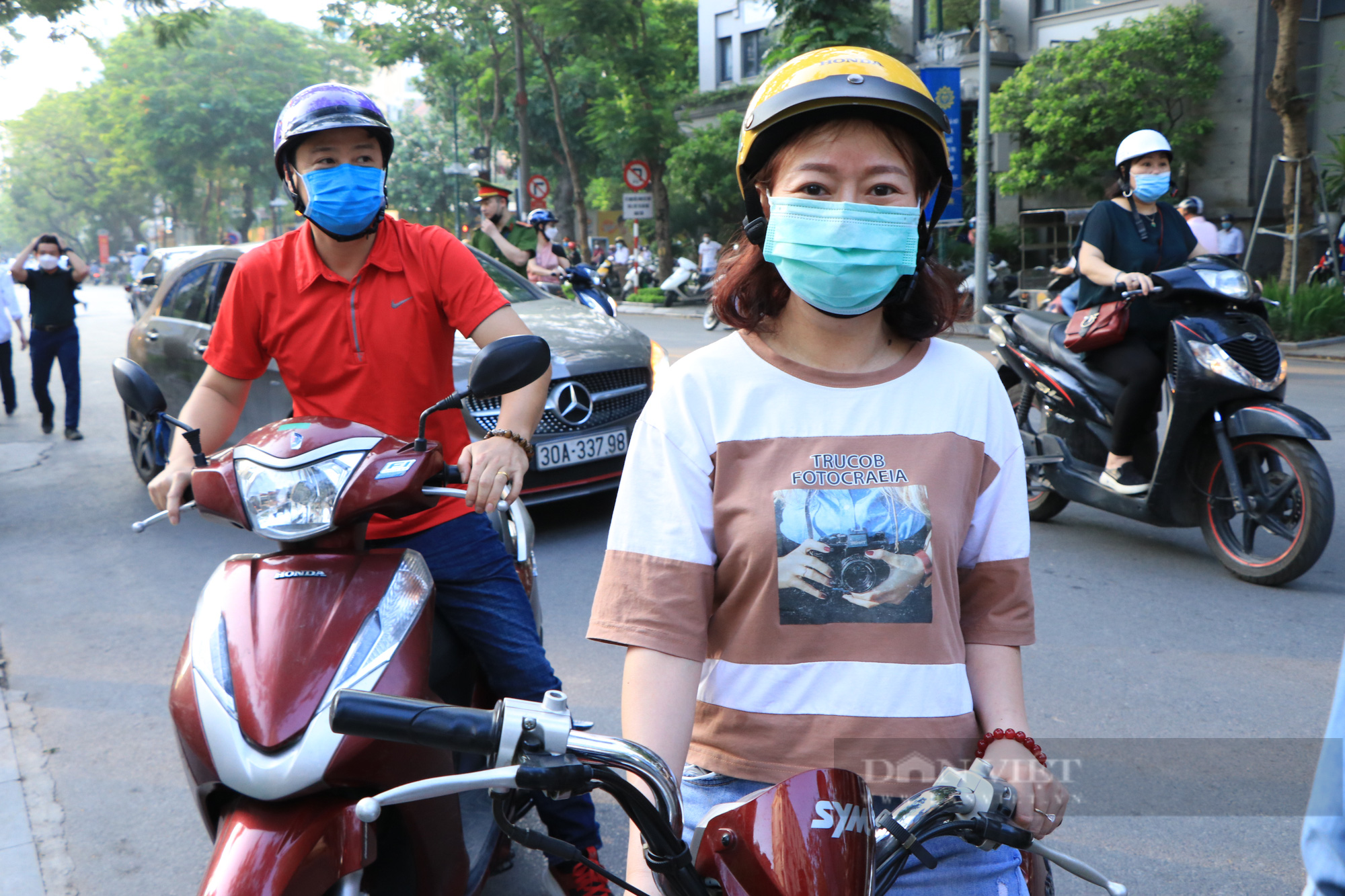 Điểm thi tốt nghiệp THPT đông nhất Hà Nội: Cả bố mẹ đưa con đi thi từ sáng sớm - Ảnh 3.