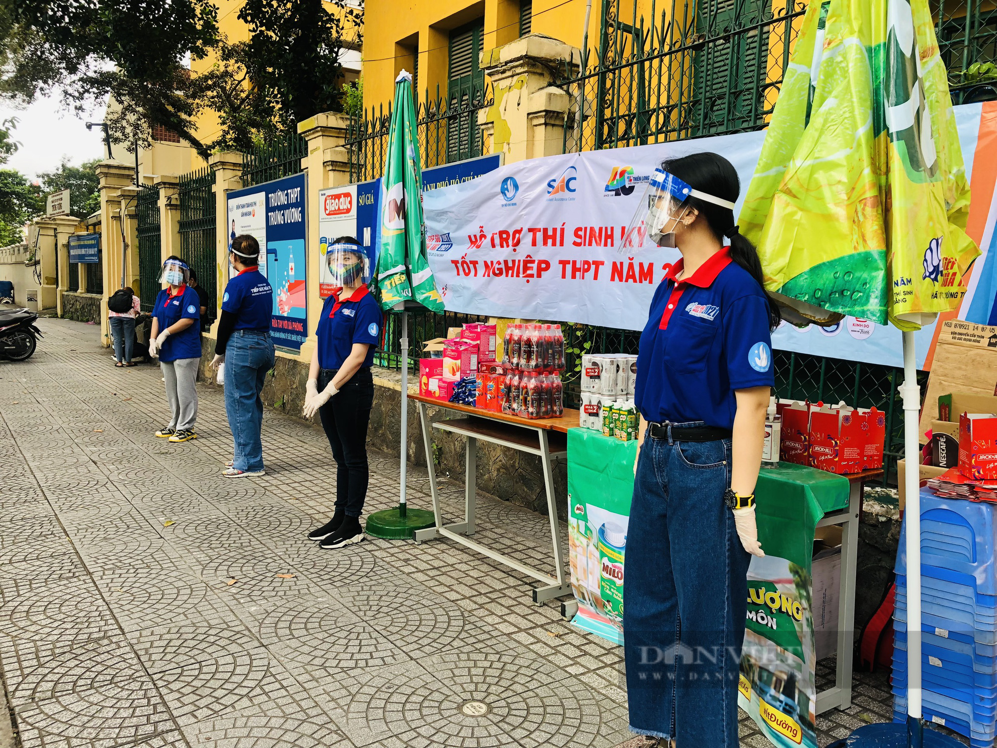 Gần 90.000 thí sinh tại TP.HCM bước vào &quot;kỳ thi lịch sử&quot;, thứ trưởng &quot;thị sát&quot; nhiều điểm thi - Ảnh 1.