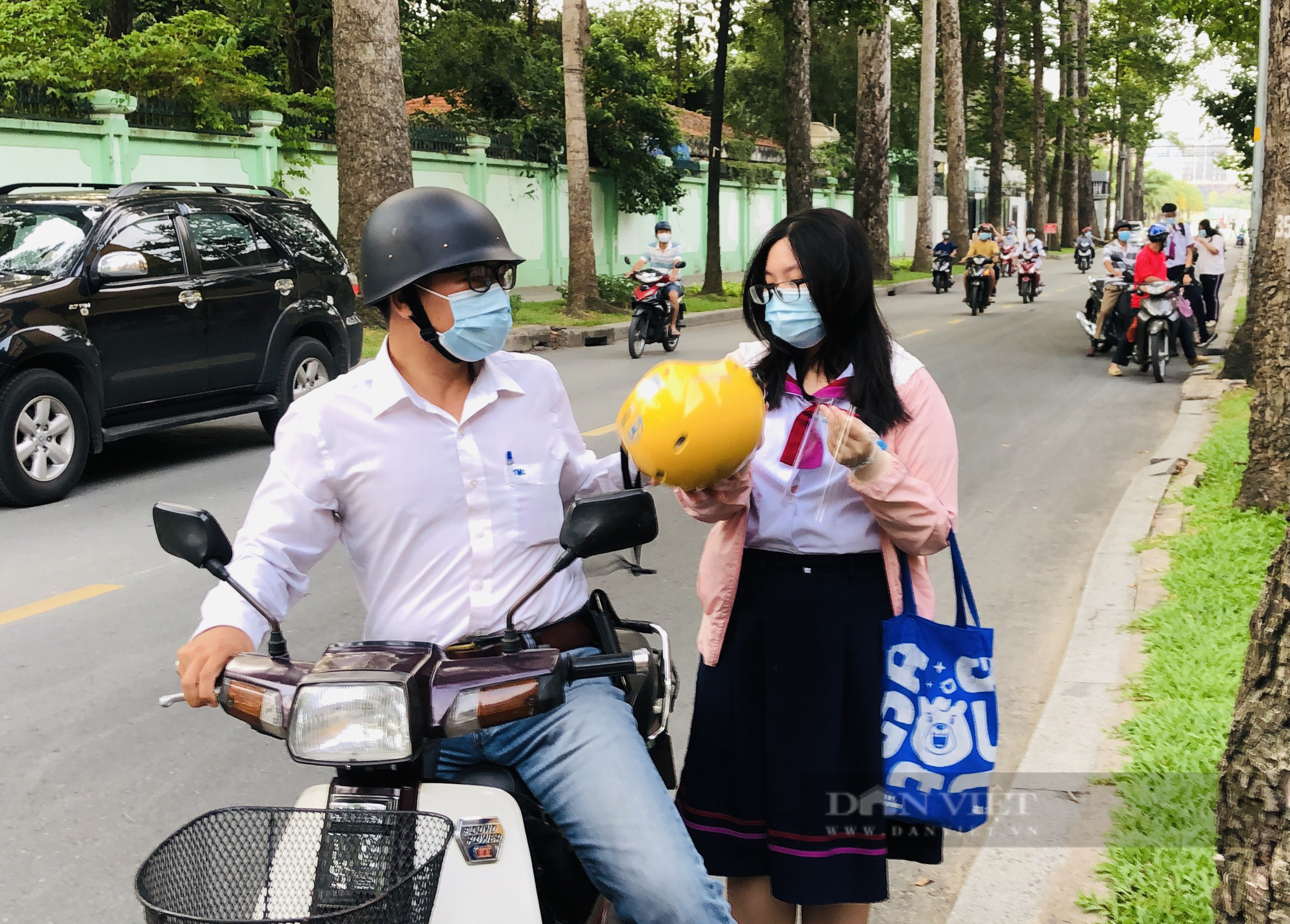 Gần 90.000 thí sinh tại TP.HCM bước vào &quot;kỳ thi lịch sử&quot;, thứ trưởng &quot;thị sát&quot; nhiều điểm thi - Ảnh 2.