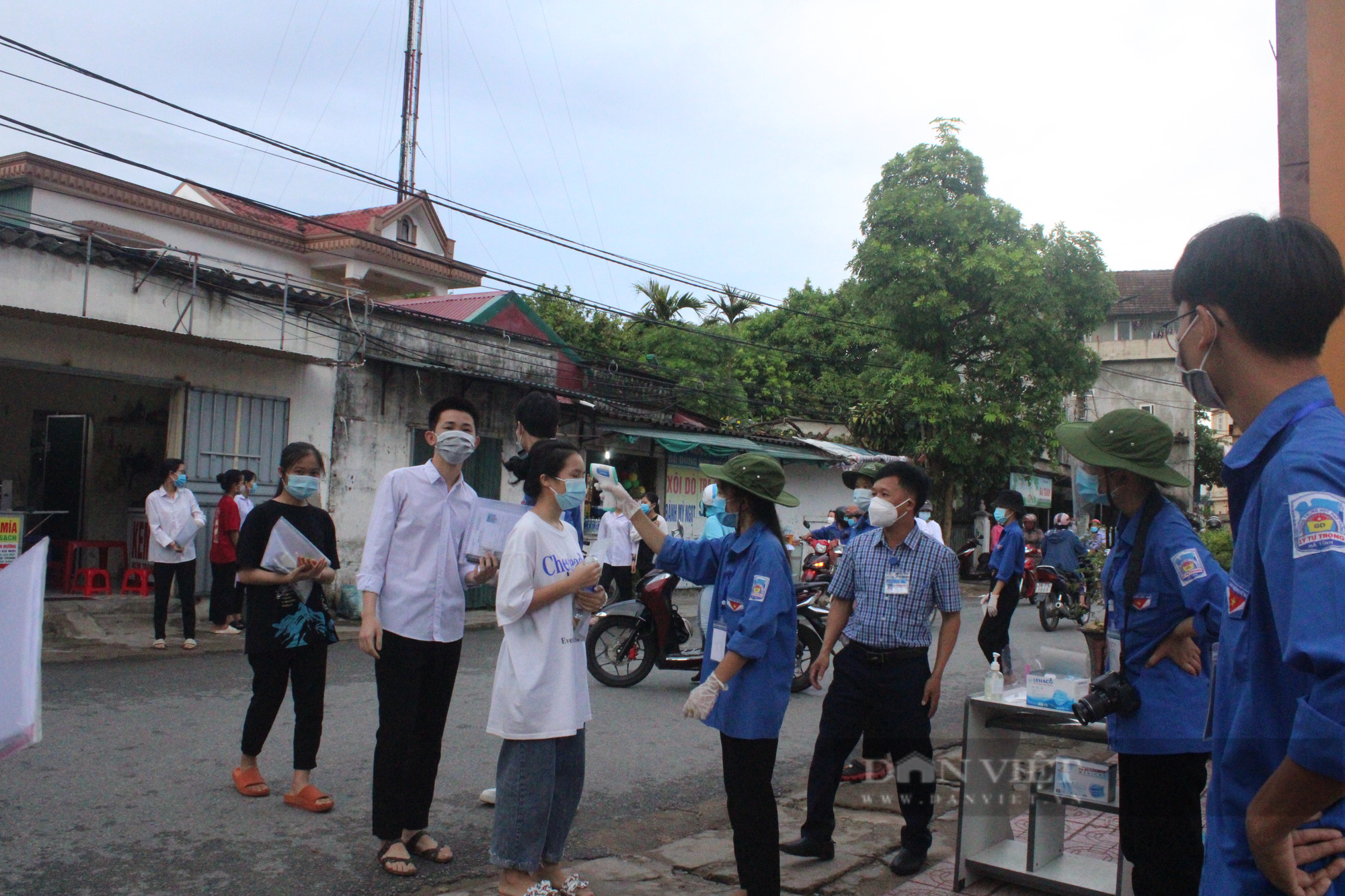 Hà Tĩnh: Điểm thi đặc biệt của những em nằm trong vùng phong toả - Ảnh 2.