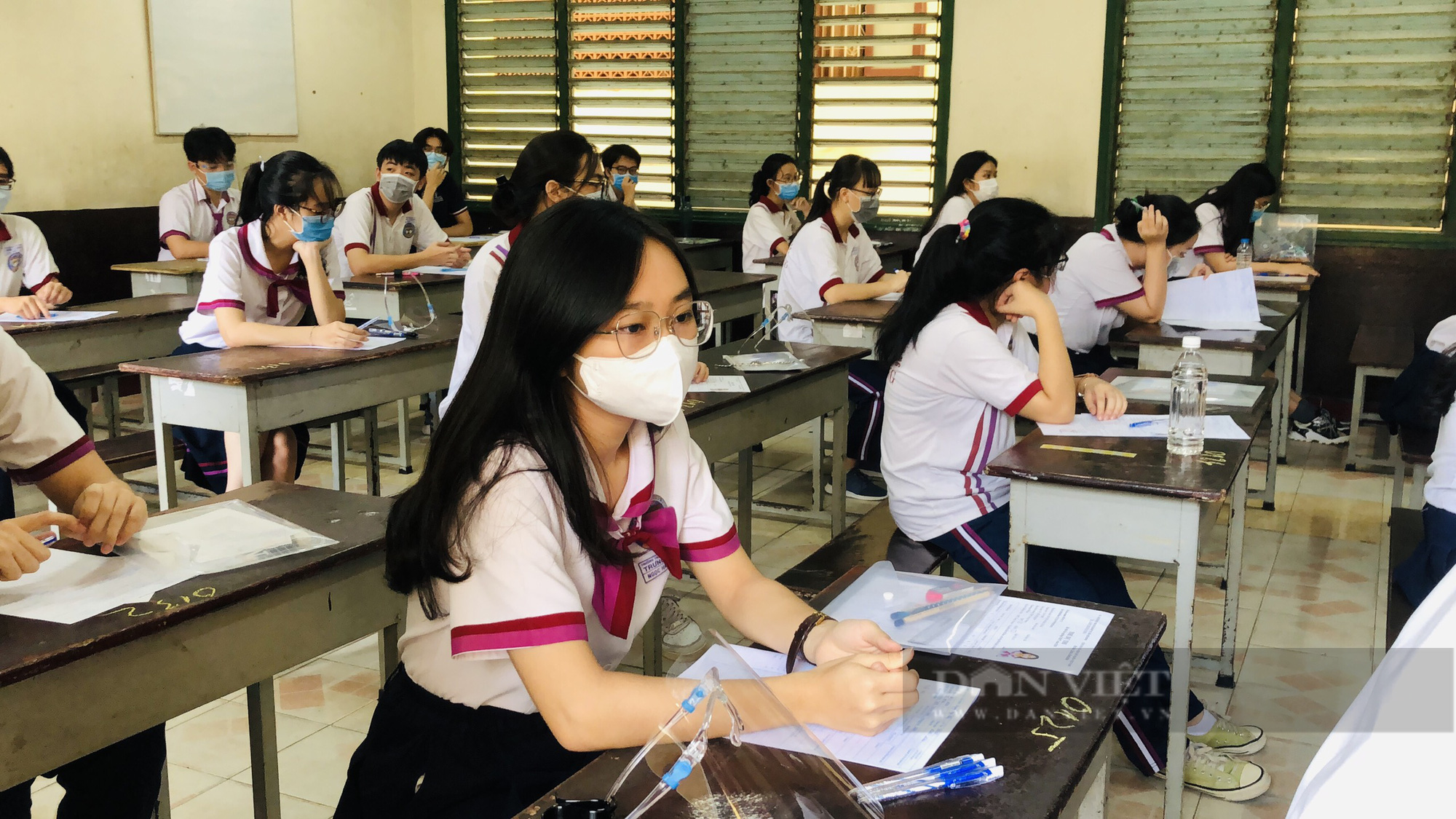 Gần 90.000 thí sinh tại TP.HCM bước vào &quot;kỳ thi lịch sử&quot;, thứ trưởng &quot;thị sát&quot; nhiều điểm thi - Ảnh 4.