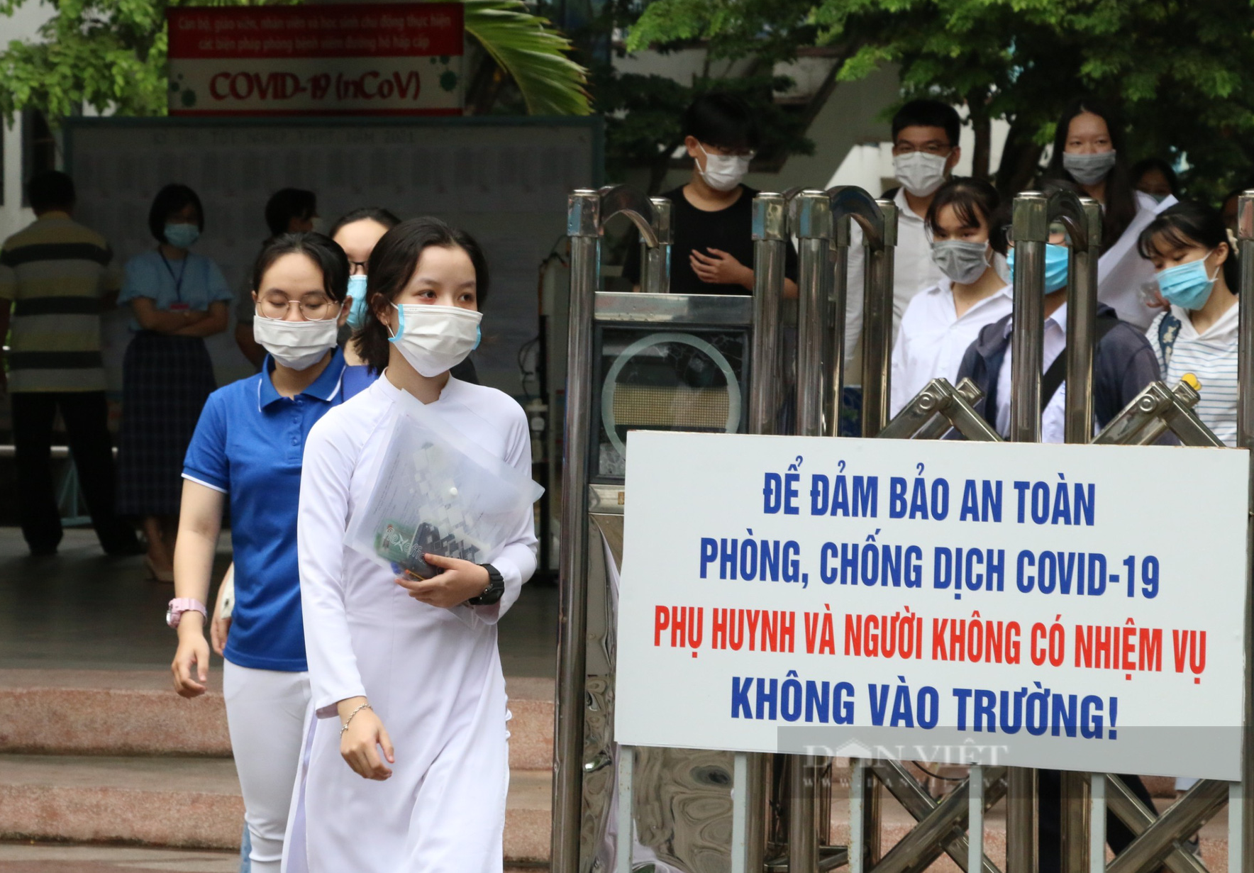 Đà Nẵng: Áo xanh tắt ứng dụng, nghỉ làm cổ vũ sĩ tử &quot;vượt vũ môn&quot;  - Ảnh 1.