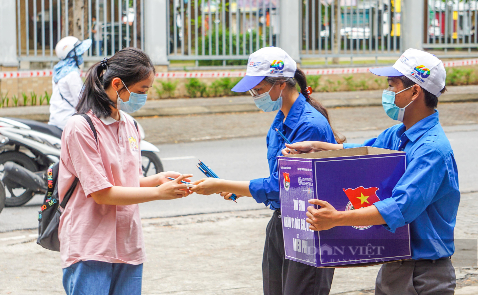 Đà Nẵng: Áo xanh tắt ứng dụng, nghỉ làm cổ vũ sĩ tử &quot;vượt vũ môn&quot;  - Ảnh 2.
