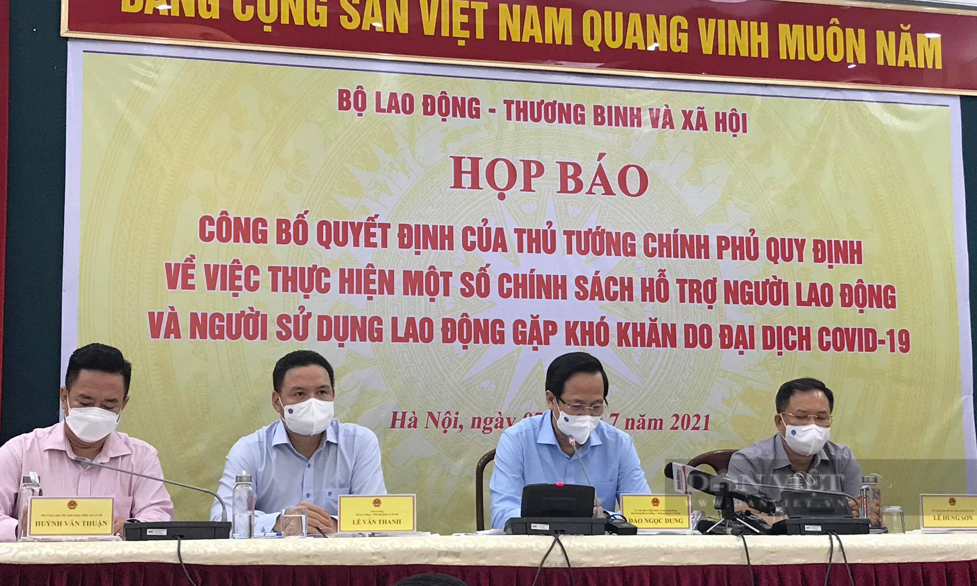 Bộ trưởng Bộ LĐTBXh Đào Ngọc Dung chủ trì buổi họp báo công bố Quyết định 23 của Thủ tướng Chính phủ về thực hiện một số chính sách hỗ trợ người lao động và người sử dụng lao động gặp khó khăn do đại dịch Covid-19. Ảnh: N.T