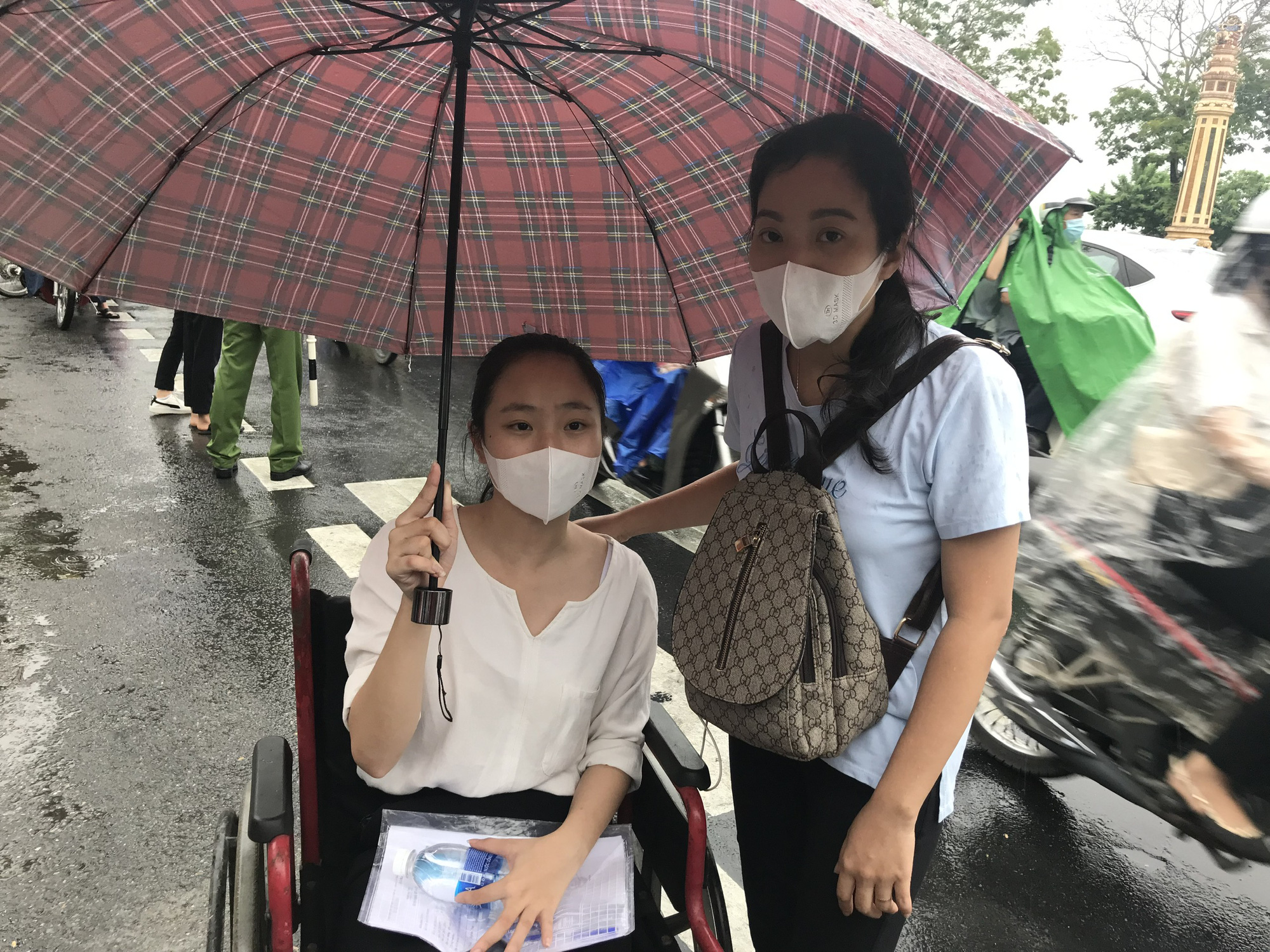 Huế: Thí sinh bị gãy chân vừa mổ nối xương được công an cõng lên tận phòng thi  - Ảnh 2.