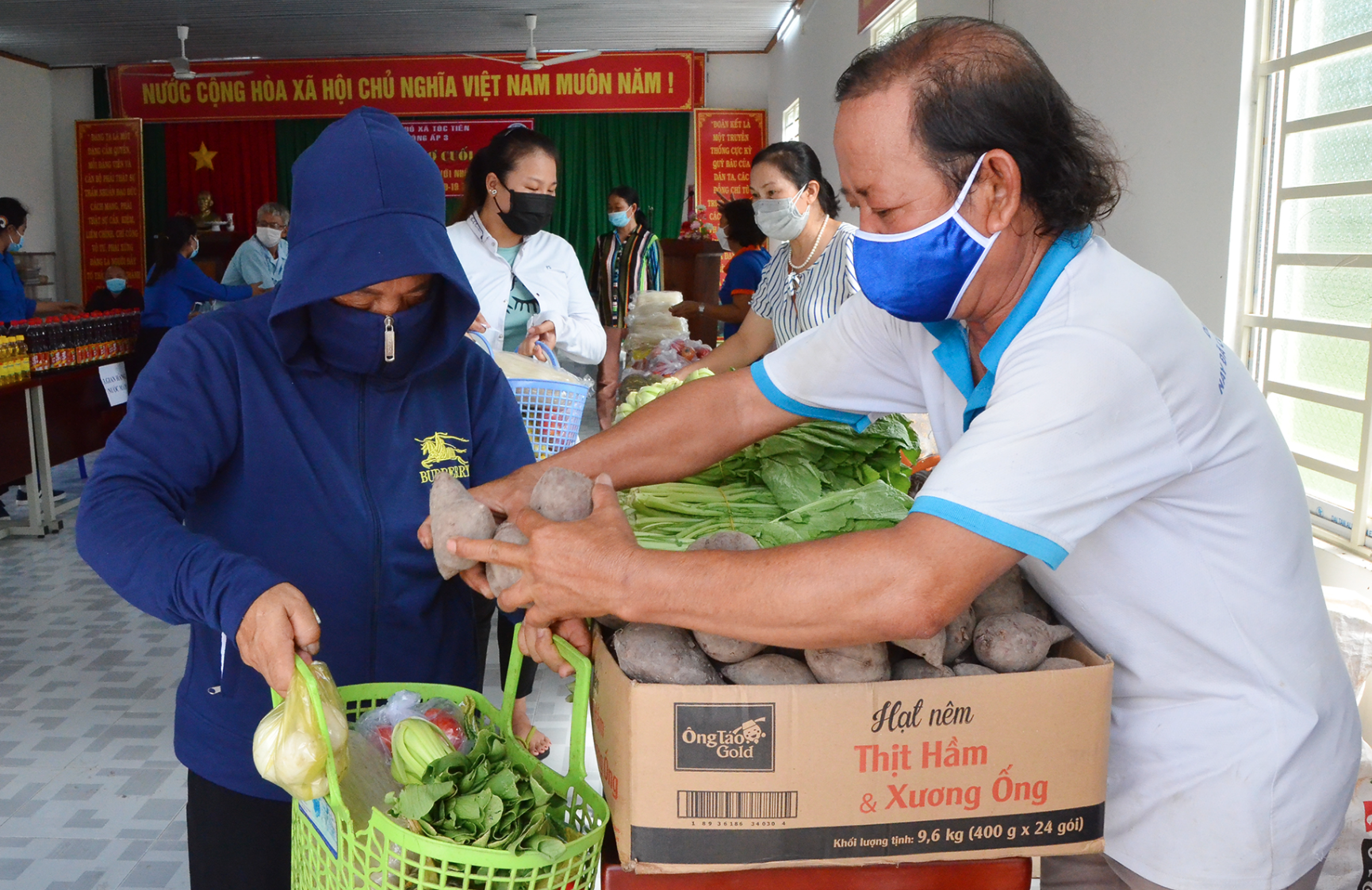 Bà Rịa – Vũng Tàu: Ấm lòng, những gian hàng 0 đồng, chia sẻ yêu thương giữa mùa dịch - Ảnh 1.