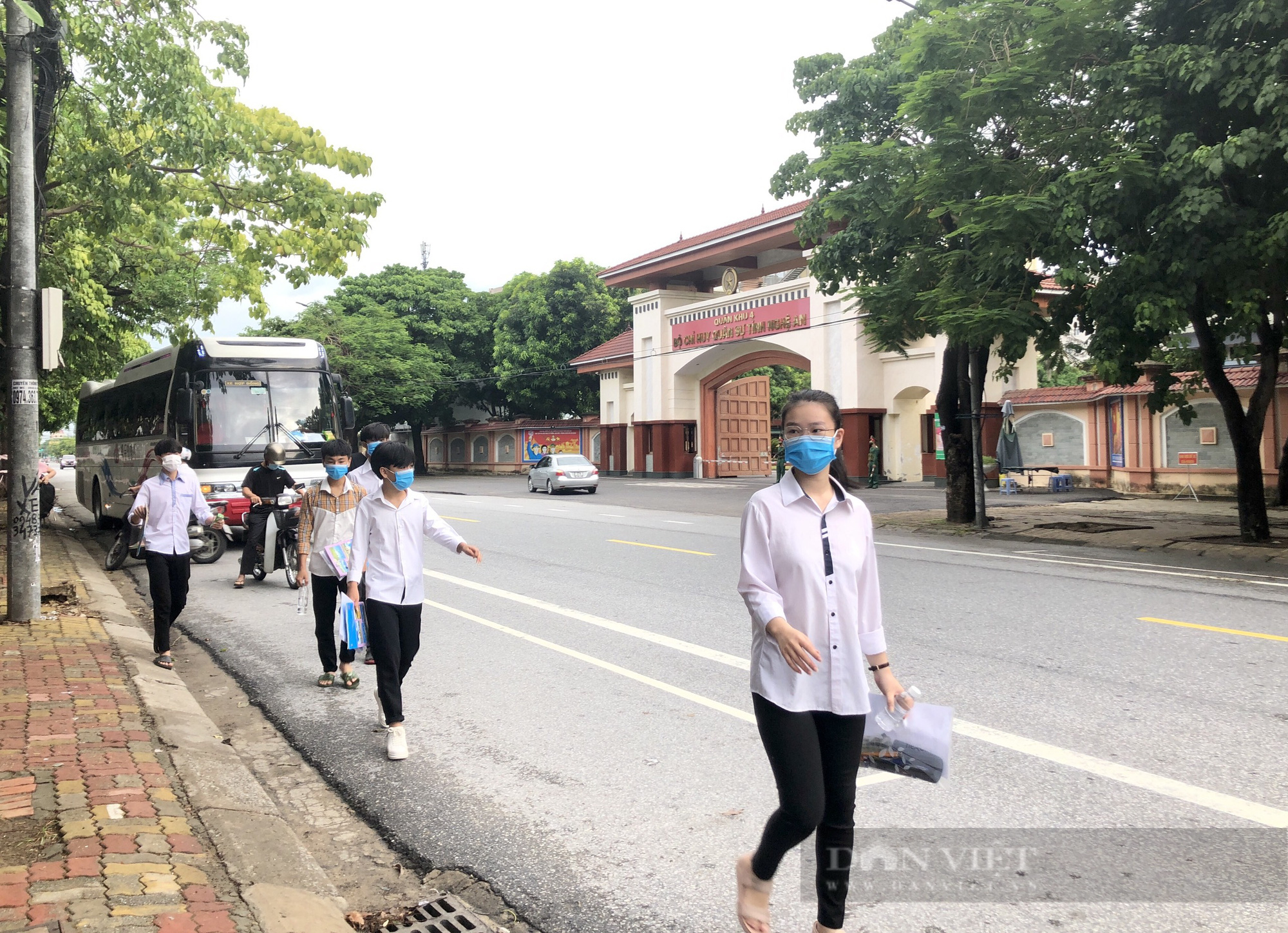 Hình ảnh thí sinh vùng giãn cách thành Vinh đi thi từ sáng sớm - Ảnh 4.