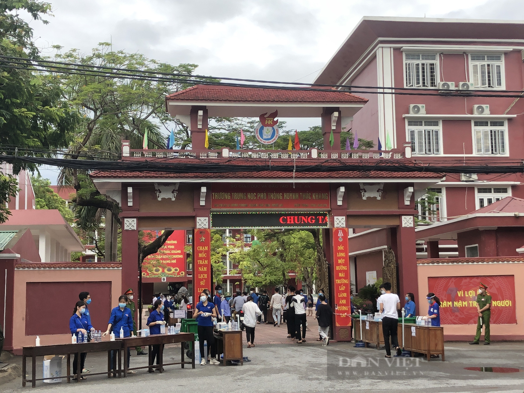 Hình ảnh thí sinh vùng giãn cách thành Vinh đi thi từ sáng sớm - Ảnh 2.