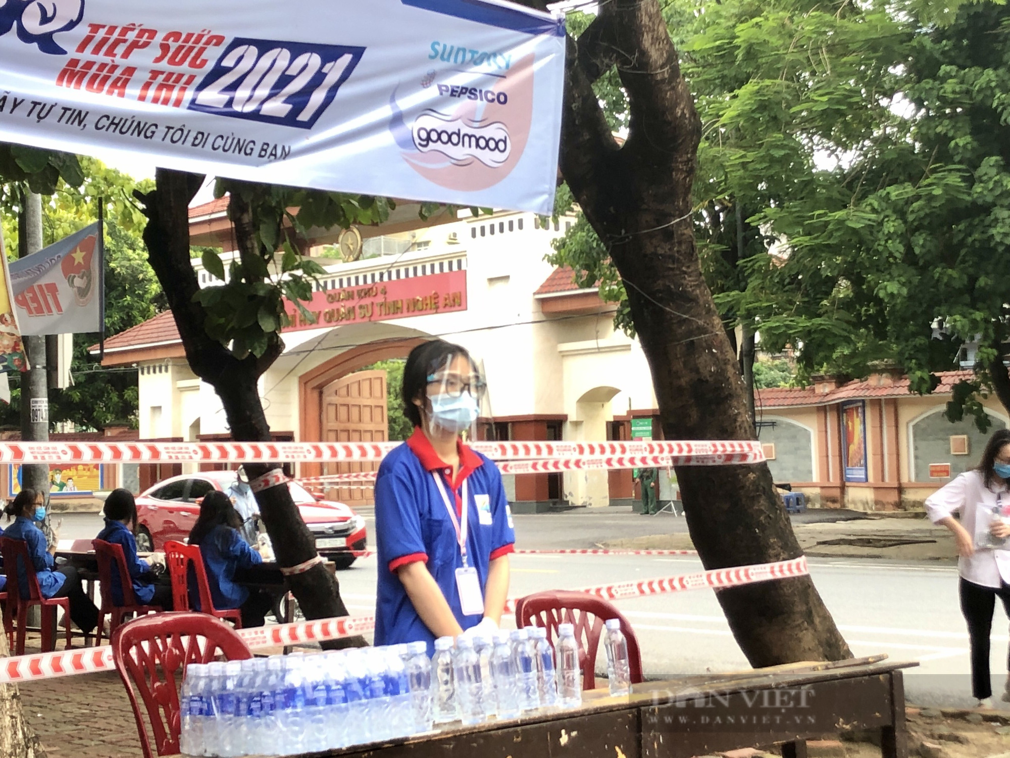 Hình ảnh thí sinh vùng giãn cách thành Vinh đi thi từ sáng sớm - Ảnh 11.