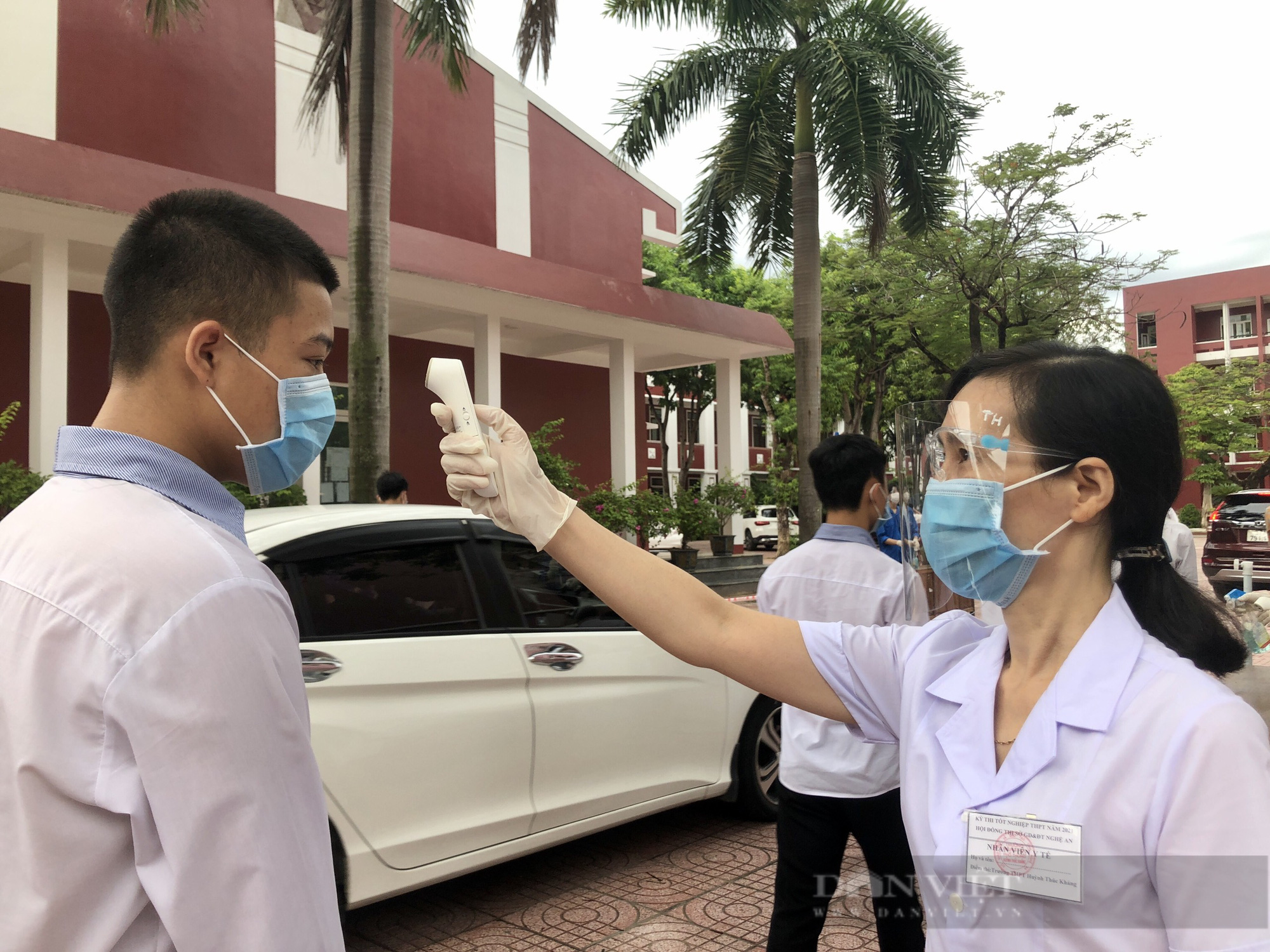 Hình ảnh thí sinh vùng giãn cách thành Vinh đi thi từ sáng sớm - Ảnh 8.