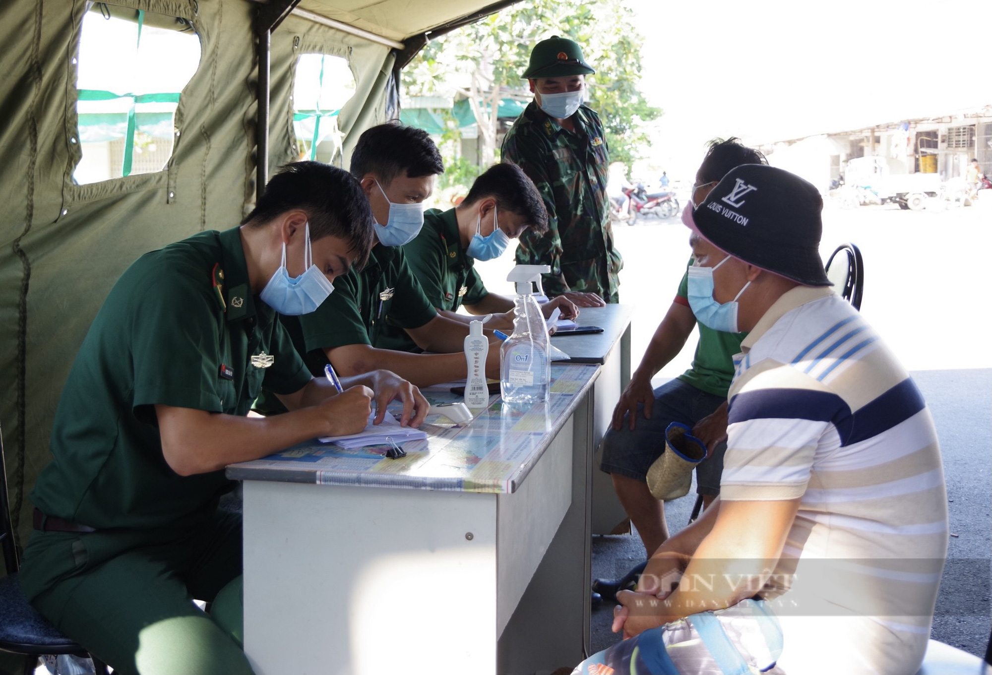 BRVT: Thêm 4 ca dương tính với SARS-CoV-2, “khẩn” yêu cầu người về từ TP.HCM phải cách ly tại nhà 7 ngày - Ảnh 3.