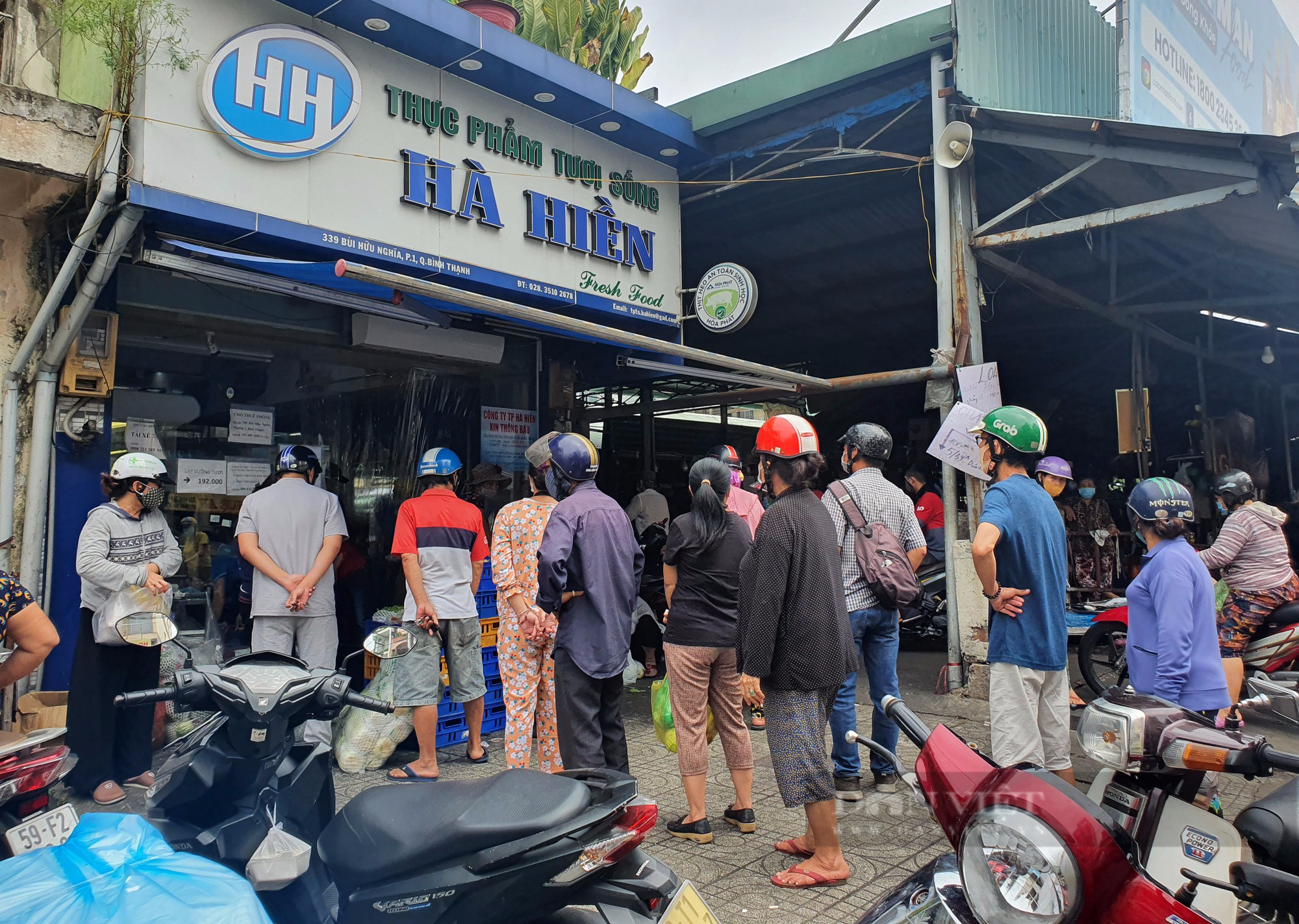 TP.HCM: Chợ hết sớm, khách lại dồn vào cửa hàng thực phẩm - Ảnh 1.