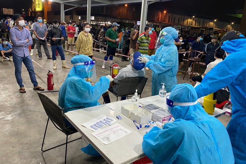 TP.HCM vượt 9.000 ca mắc Covid-19, đẩy mạnh test nhanh kháng nguyên - Ảnh 1.